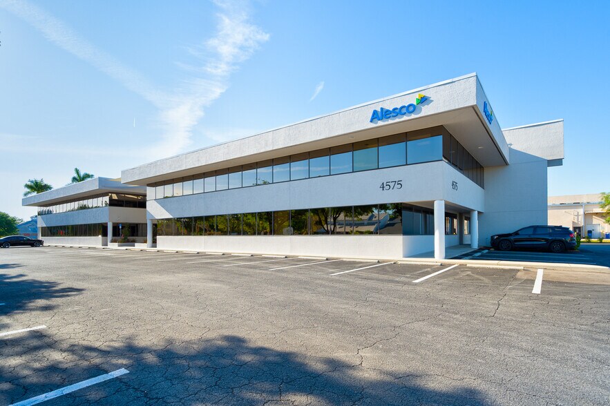 4575 Via Royale, Fort Myers, FL à vendre - Photo du bâtiment - Image 3 de 22