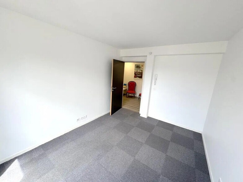 Office in Versailles for lease - Interior Photo - Image 3 of 10