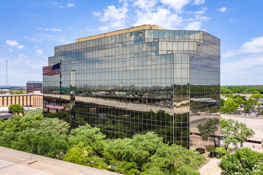2711 Lyndon B Johnson Fwy, Dallas, TX à louer - Photo du bâtiment - Image 3 de 21
