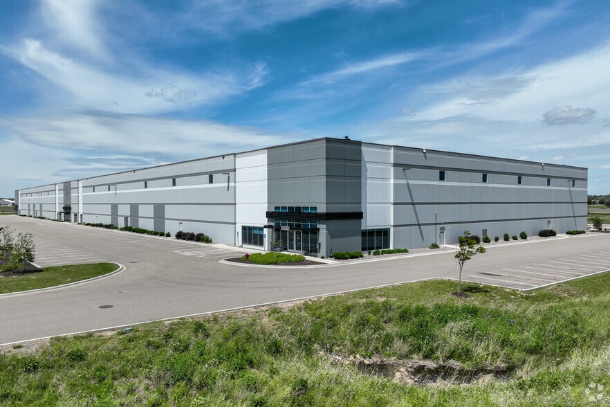 22160 Cedar Ave, Lakeville, MN for lease - Building Photo - Image 2 of 7