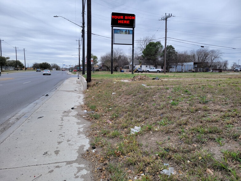 942 Quintana Rd, San Antonio, TX for lease - Building Photo - Image 3 of 7