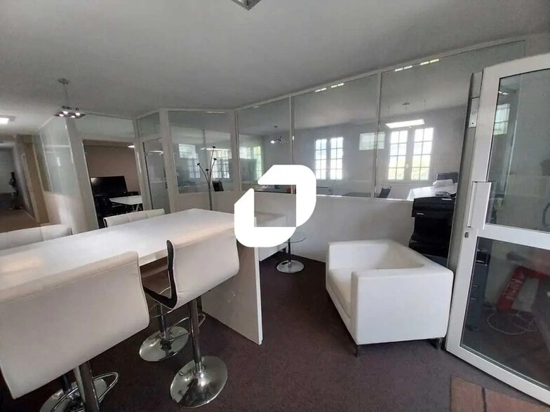 Office in Champagne-sur-Oise for lease - Interior Photo - Image 2 of 10