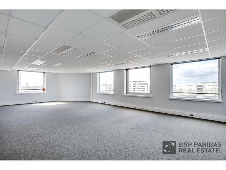 1 Rue George Stephenson, Montigny-le-Bretonneux for lease - Interior Photo - Image 1 of 4