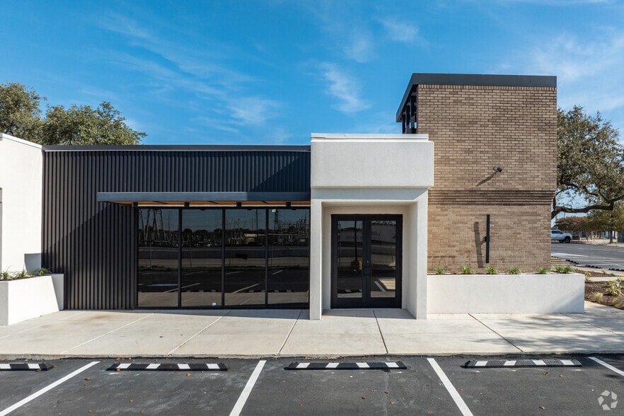 13755 Lyndon B Johnson Freeway, Garland, TX for lease - Building Photo - Image 3 of 18