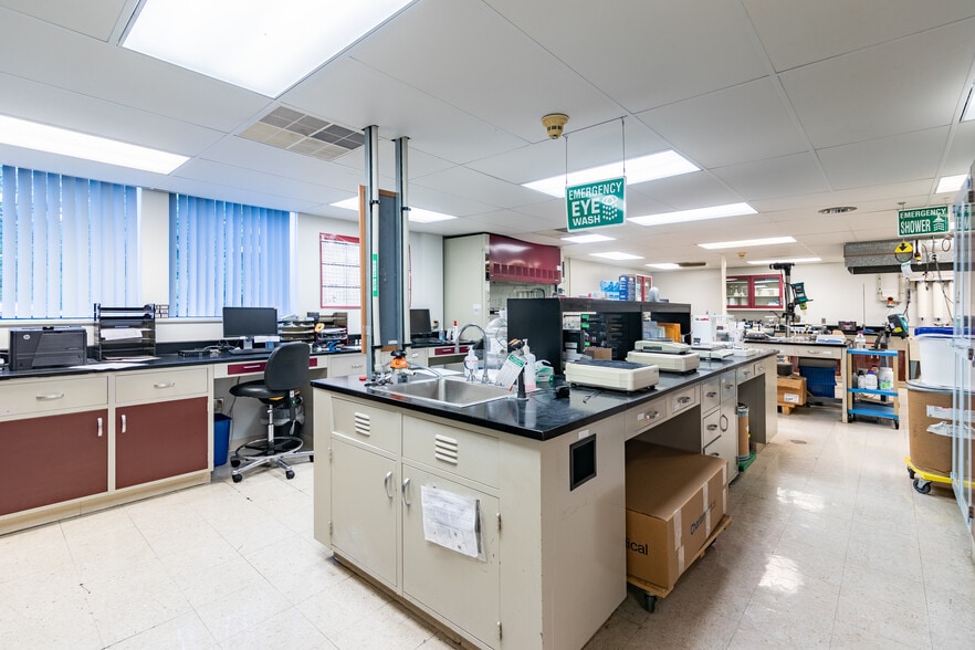 1745 Eaton Ave, Bethlehem, PA for sale - Interior Photo - Image 2 of 29