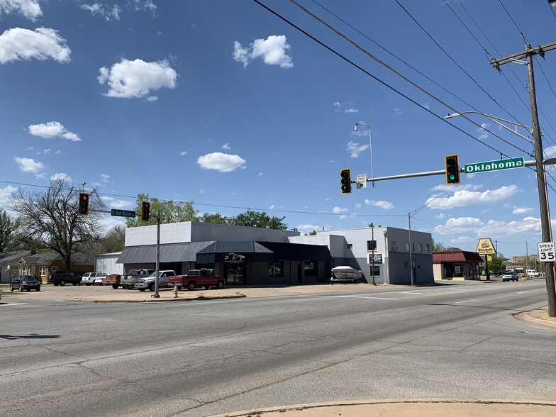 320 S Van Buren St, Enid, OK for lease - Primary Photo - Image 1 of 1