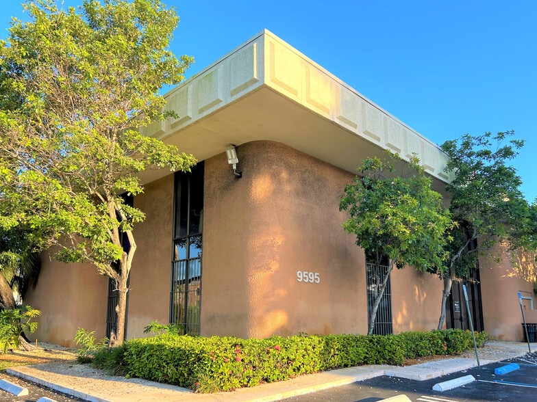 9555 N Kendall Dr, Miami, FL for lease - Building Photo - Image 3 of 6