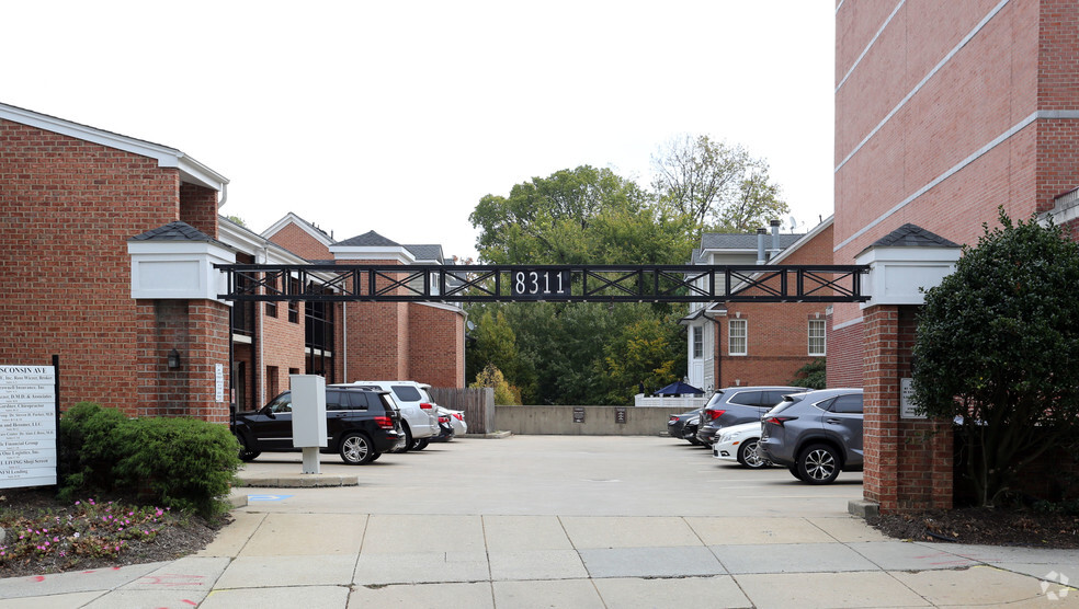 8311 Wisconsin Ave, Bethesda, MD à louer - Photo du bâtiment - Image 3 de 5