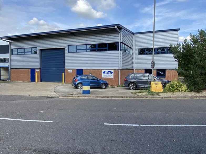 12 Triangle Business Park, Stoke Mandeville for lease - Building Photo - Image 1 of 2