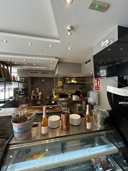 Retail in Marbella, Málaga for lease - Interior Photo - Image 2 of 13