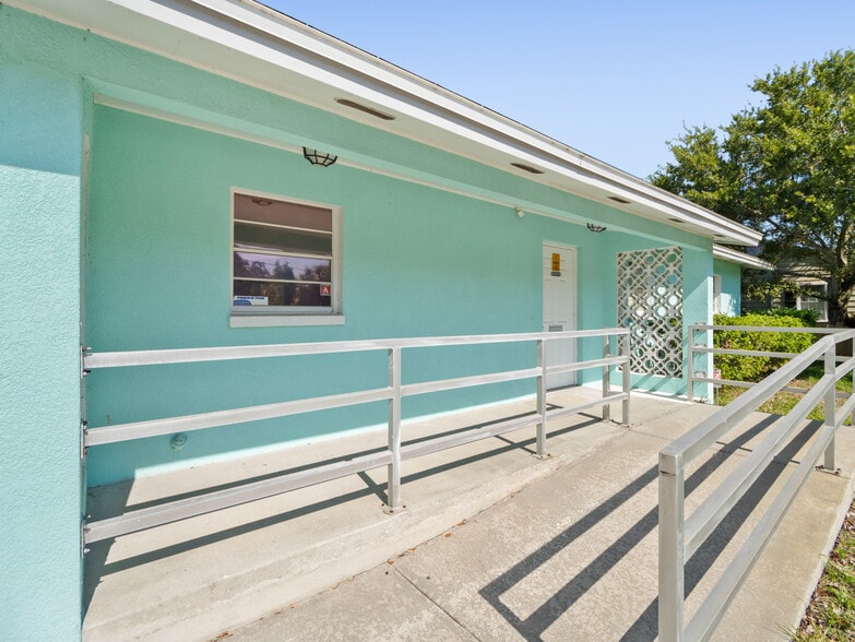1109 Seminole Dr, Rockledge, FL à louer - Photo du bâtiment - Image 3 de 5