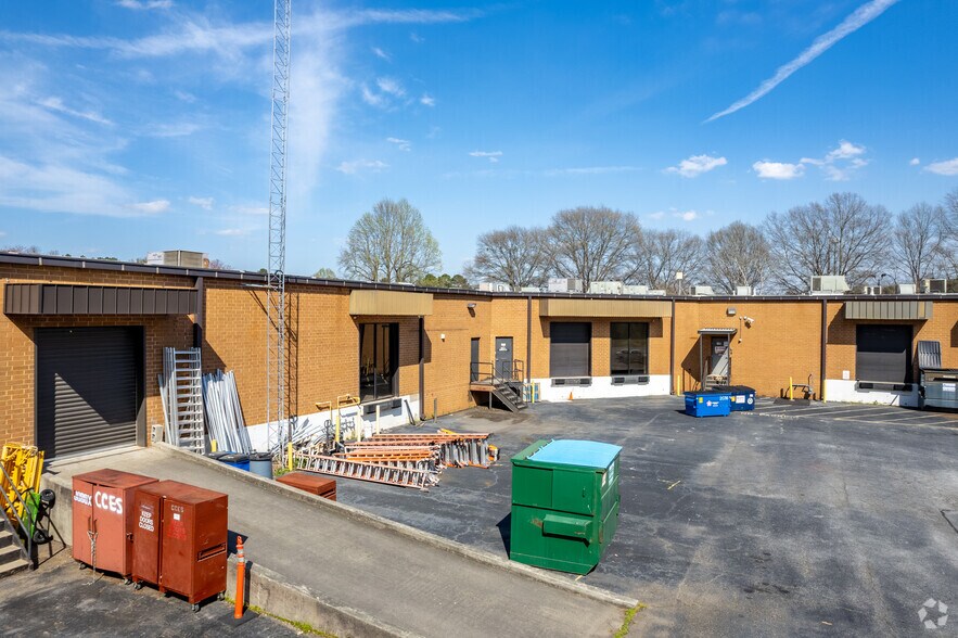 1346 Oakbrook Dr, Norcross, GA à louer - Photo du bâtiment - Image 3 de 4