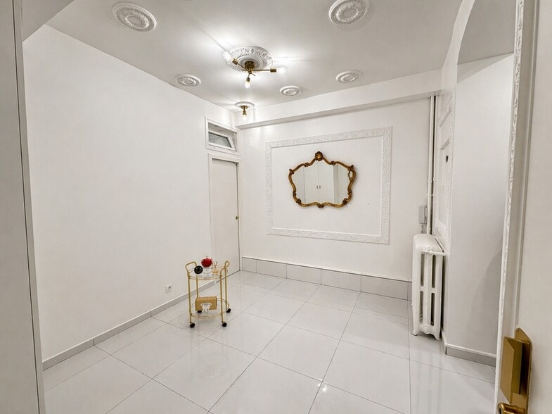 Office in Paris for lease - Building Photo - Image 2 of 10