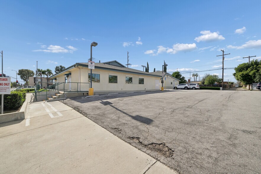 16605 Devonshire St, Granada Hills, CA à louer - Photo du bâtiment - Image 2 de 5