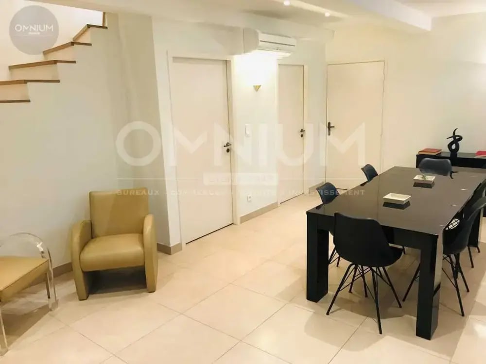 Lyon, RHO 69002 - - - Interior Photo - Image 1 of 4