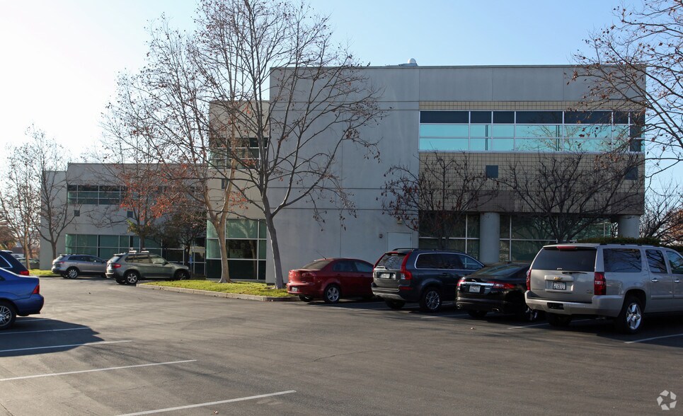 801 Brewster Ave, Redwood City, CA à louer - Photo du bâtiment - Image 3 de 4