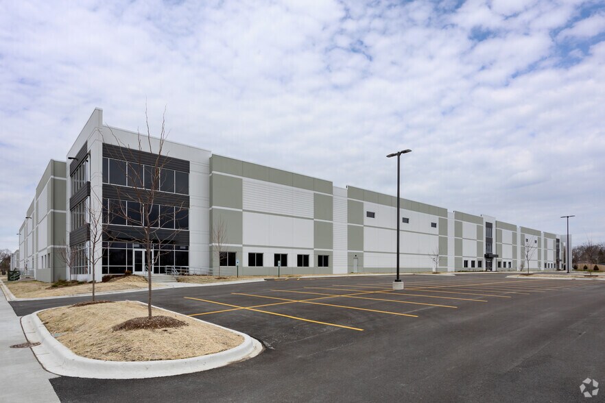 150 Sellstrom Dr, Palatine, IL à louer - Photo du bâtiment - Image 1 de 8