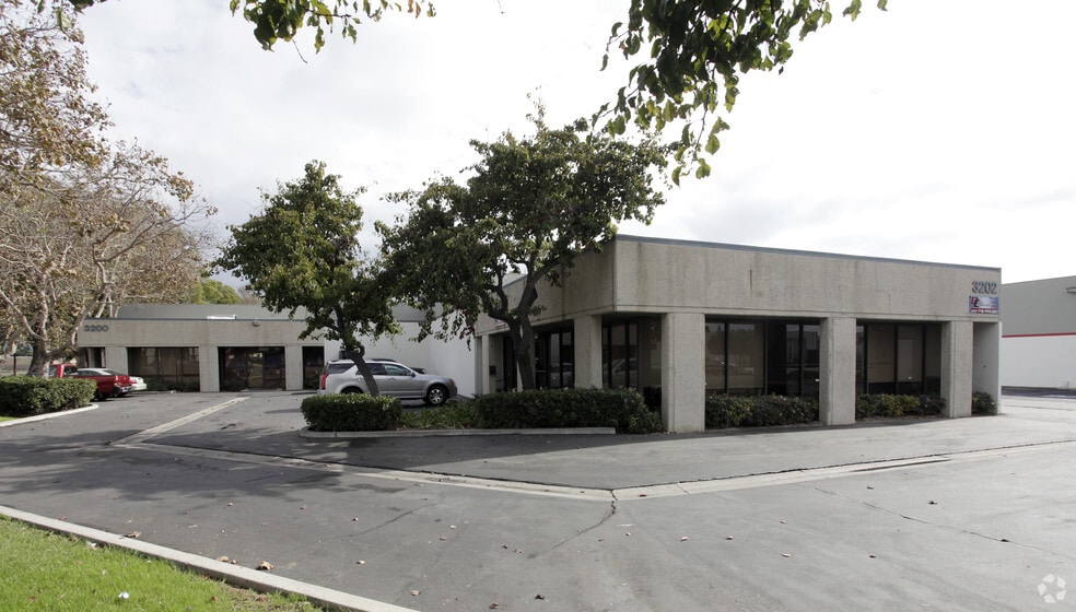 3200-3202 W Warner Ave, Santa Ana, CA for lease - Primary Photo - Image 1 of 2