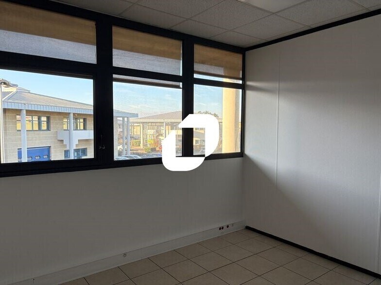 Bureau dans Bron à vendre - Photo du bâtiment - Image 3 de 11
