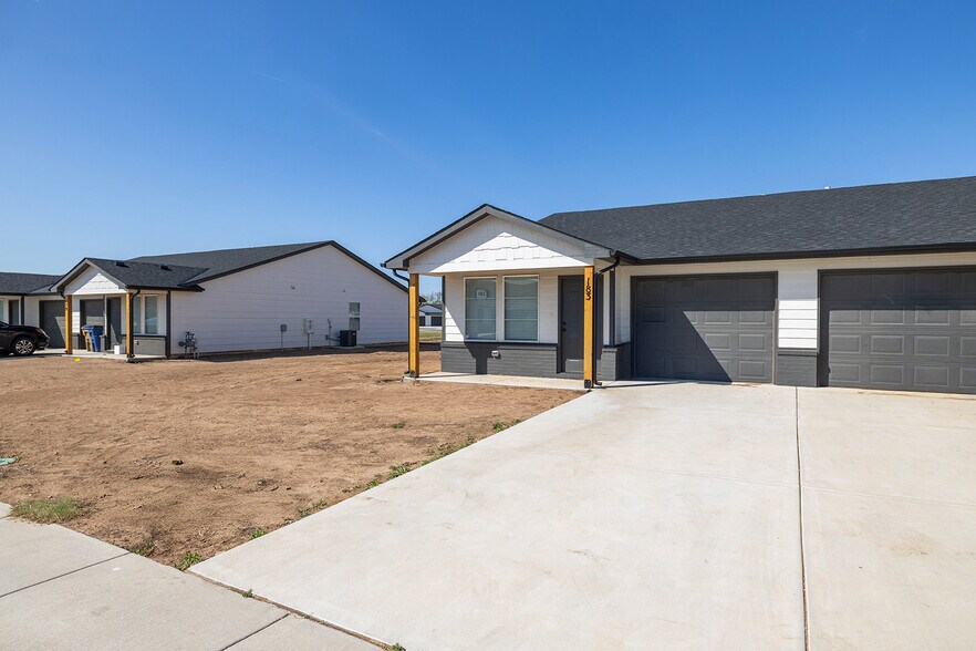 183 Indian Lakes Dr, Clearwater, KS à vendre - Photo du bâtiment - Image 2 de 20