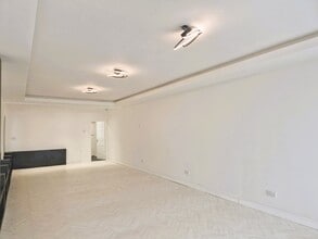 9 Tree View Ct, Liverpool à louer Photo intérieure- Image 2 de 2