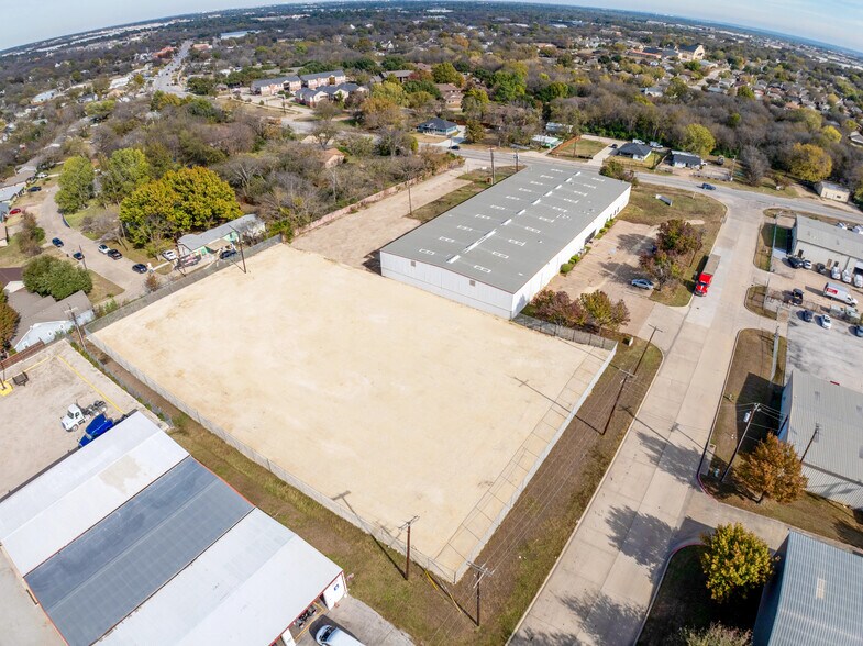 300 Industrial Blvd, Mansfield, TX à louer - Photo du bâtiment - Image 2 de 14