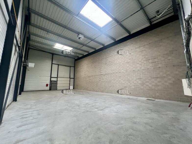 Flex in Saint-Denis for lease - Interior Photo - Image 3 of 8