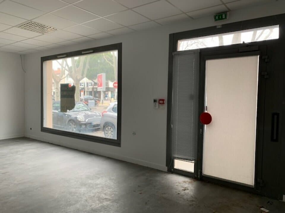Office in Avignon for lease Interior Photo- Image 1 of 6