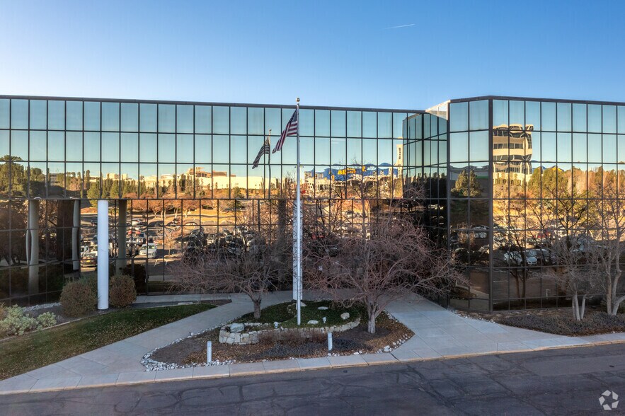 8085 S Chester St, Centennial, CO à vendre - Photo du bâtiment - Image 2 de 34