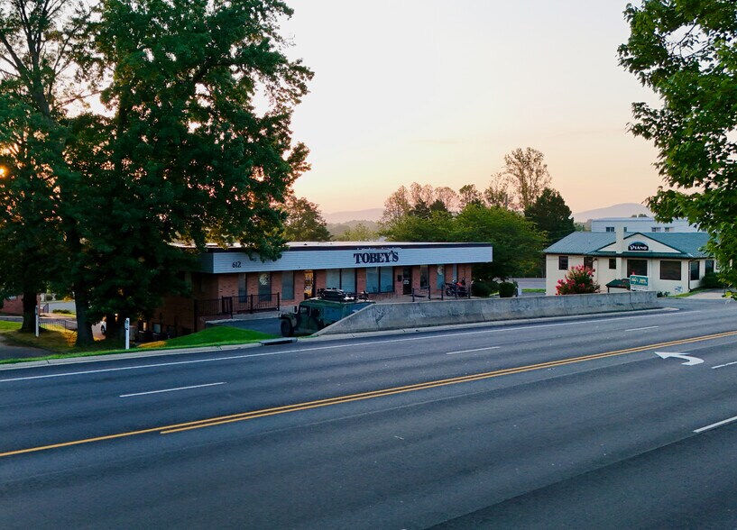 612 Rio Rd W, Charlottesville, VA à louer - Photo principale - Image 2 de 8