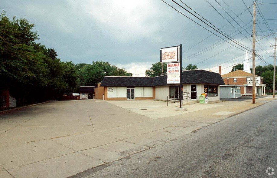 21300 Lorain Rd, Fairview Park, OH à louer - Photo du bâtiment - Image 2 de 4