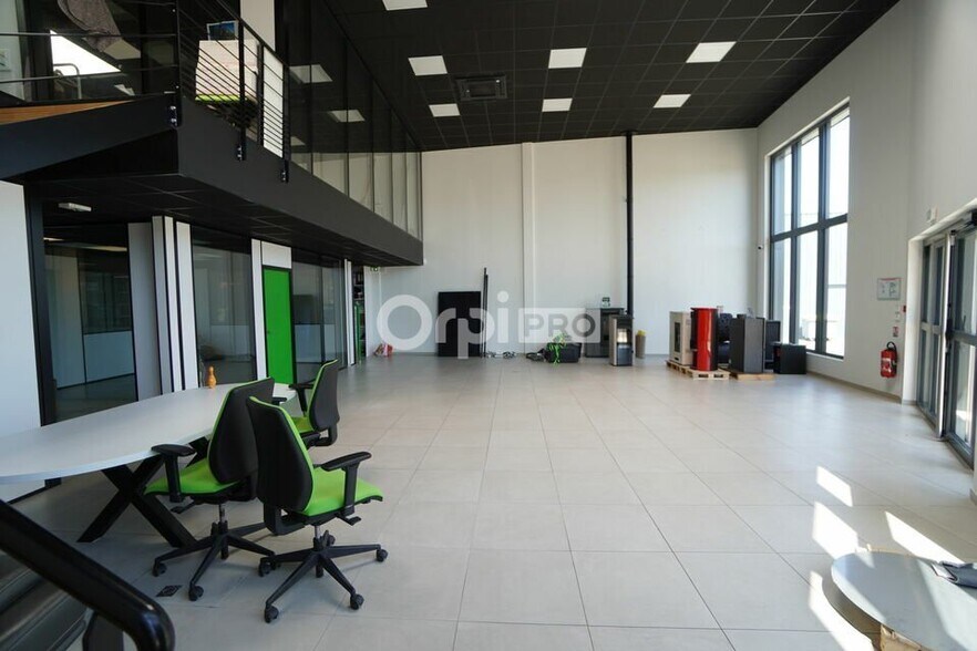 Retail in Quetigny for lease - Interior Photo - Image 2 of 6
