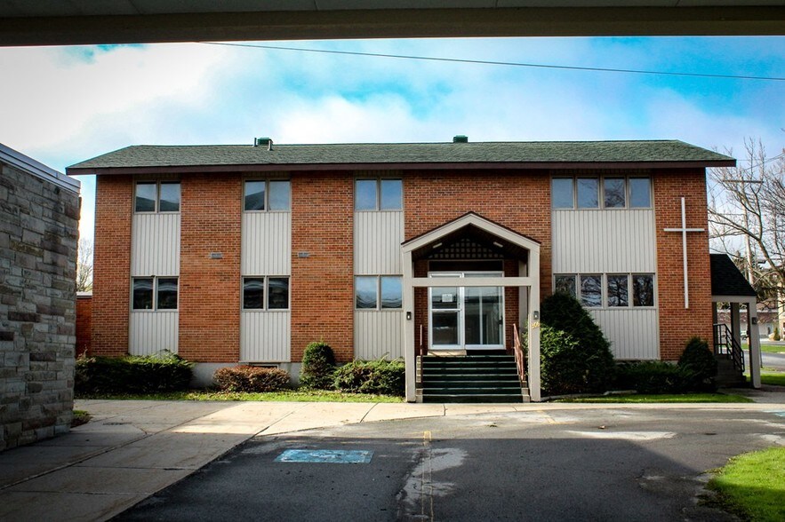 306 W Main St, Malone, NY à vendre - Photo du bâtiment - Image 2 de 12