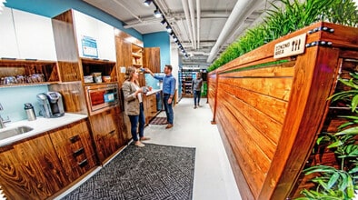 252 W Esplanade, North Vancouver, BC à louer Photo intérieure- Image 1 de 10