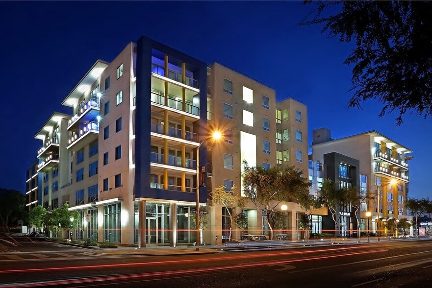 7111 Santa Monica Blvd, West Hollywood, CA à louer - Photo du bâtiment - Image 2 de 10