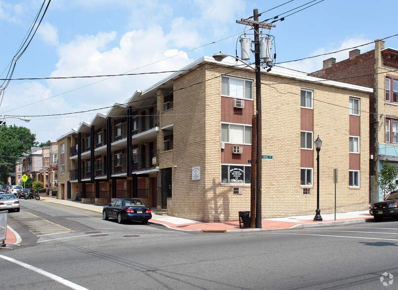 100-108 35th St, Union City, NJ for lease - Building Photo - Image 2 of 4