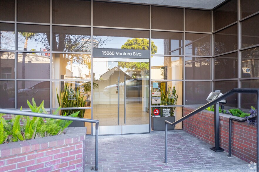 15060 Ventura Blvd, Sherman Oaks, CA à louer - Photo du bâtiment - Image 3 de 9