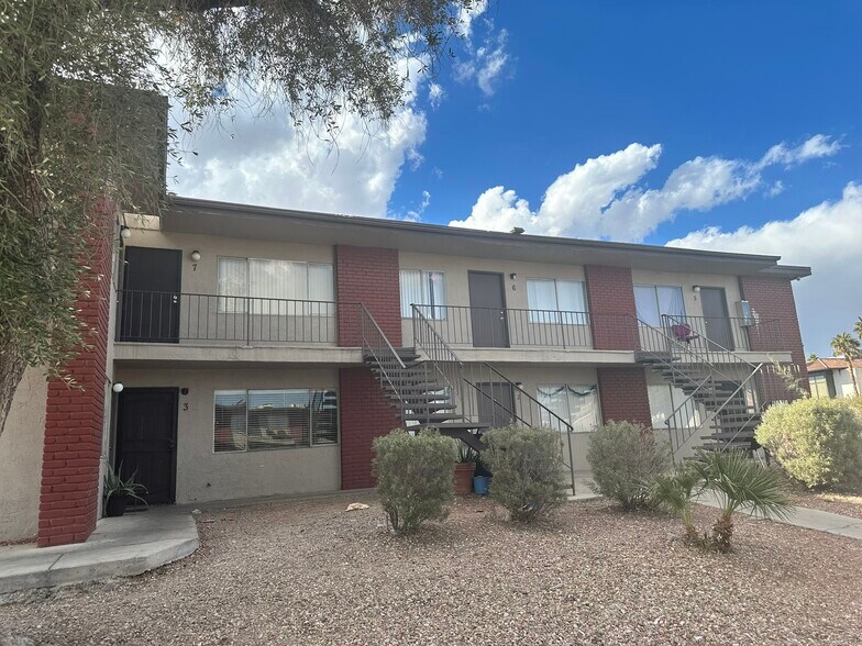 Desert Inn Aparments portefeuille de 4 propriétés à vendre sur LoopNet.ca - Photo du bâtiment - Image 2 de 8