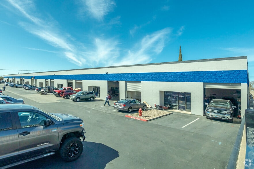 9701 Dino Dr, Elk Grove, CA for lease - Building Photo - Image 2 of 7