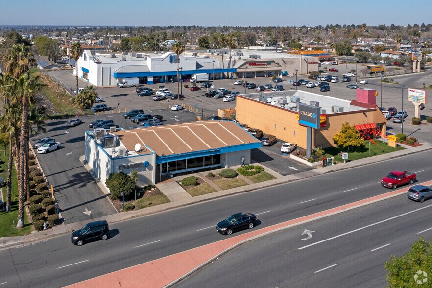 2680 Mount Vernon Ave, Bakersfield, CA à louer - Aérien - Image 2 de 5