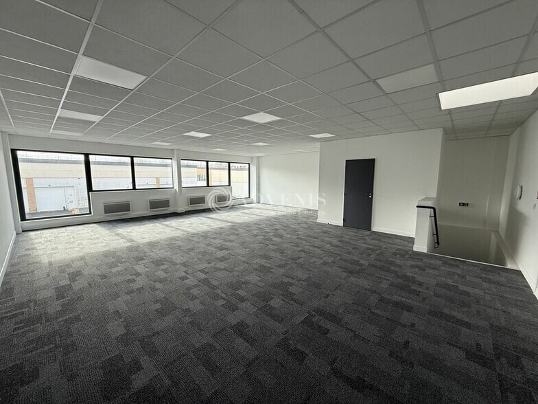 Flex in Bussy Saint Georges for lease - Interior Photo - Image 3 of 5