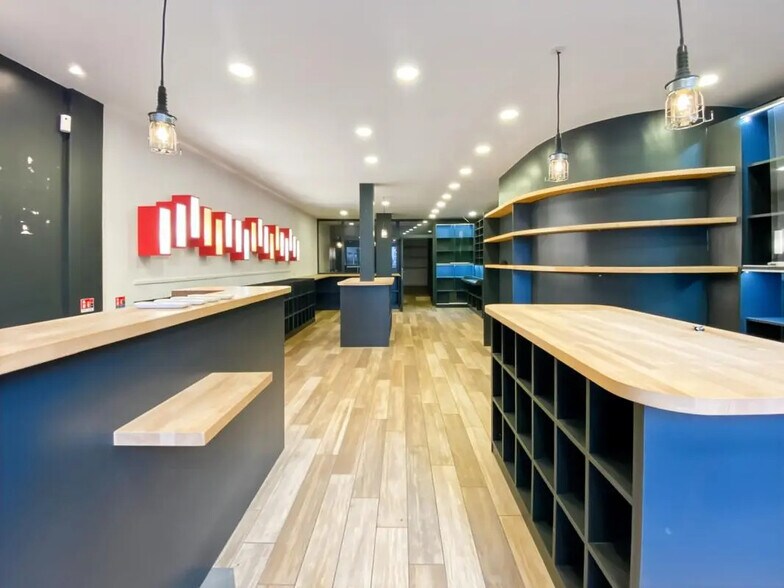 Retail in Paris for lease - Building Photo - Image 1 of 8