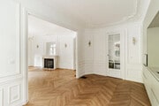 Un intérieur élégant avec parquet et moulures raffinées.