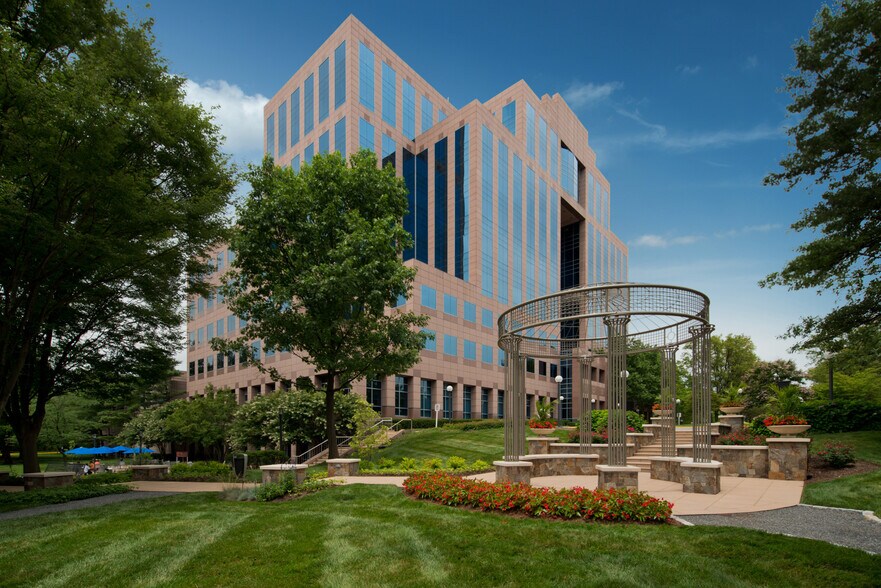 2340 Dulles Corner Blvd, Herndon, VA à louer - Photo du bâtiment - Image 3 de 8