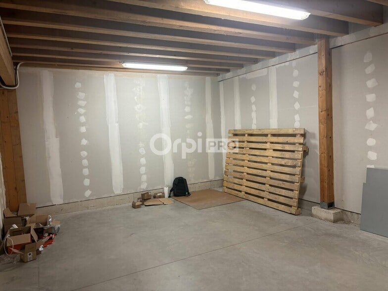 Flex in Avignon for lease - Interior Photo - Image 2 of 7