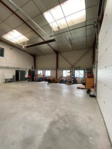 Flex in Chassieu for lease - Interior Photo - Image 2 of 5