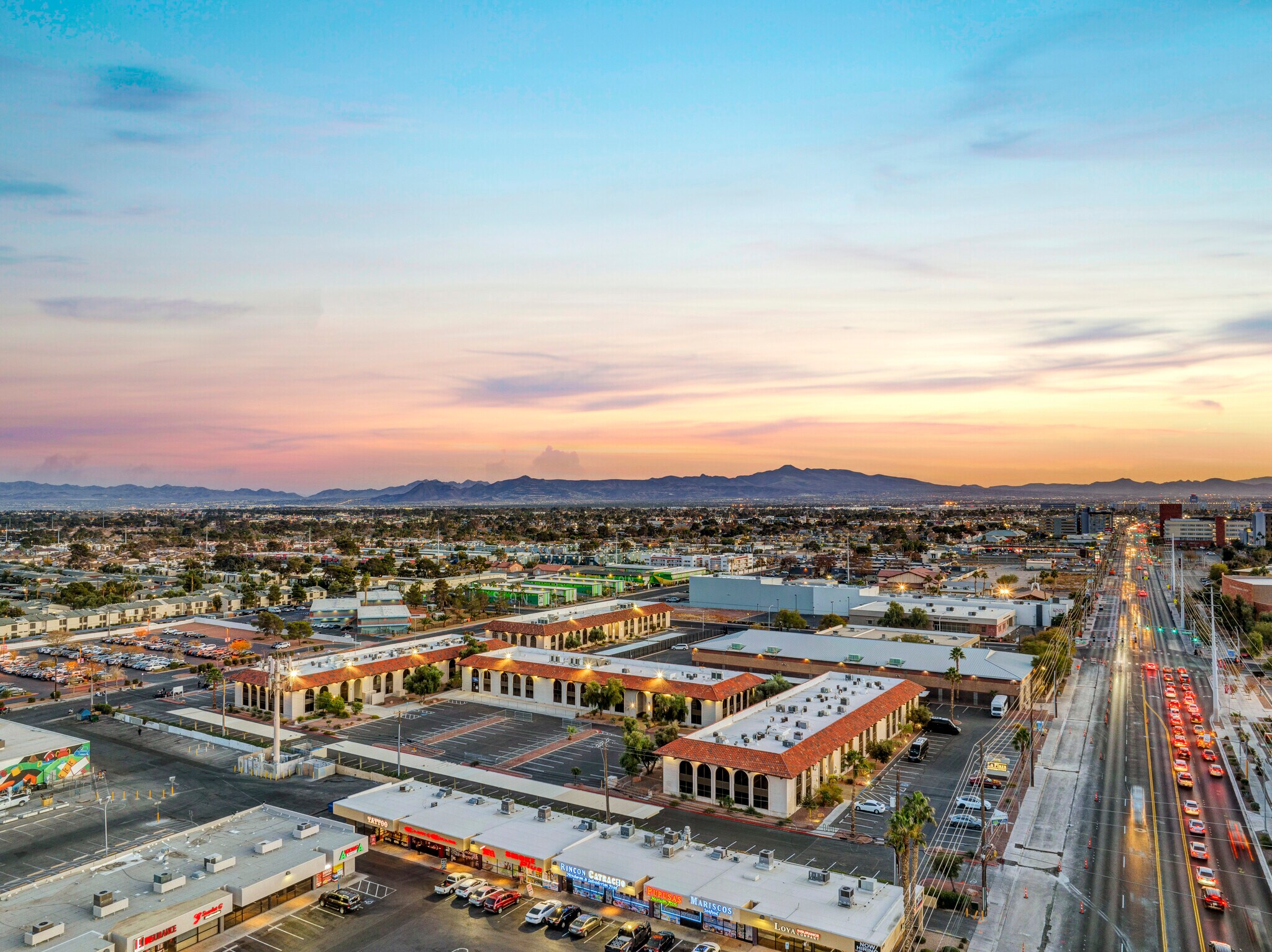 La Plaza Business Center portefeuille de 3 propriétés à vendre sur LoopNet.ca Photo du bâtiment- Image 1 de 13