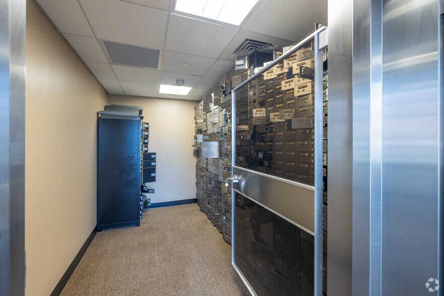 150 Walt Whitman Rd, Huntington Station, NY for lease - Interior Photo - Image 2 of 22