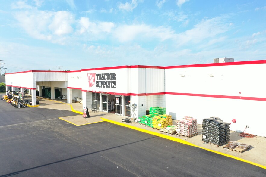 1807 N Wayne St, Angola, IN for sale - Building Photo - Image 1 of 6