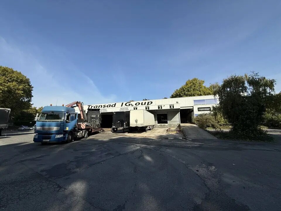 Office in Villeneuve-la-Garenne for lease Building Photo- Image 1 of 12